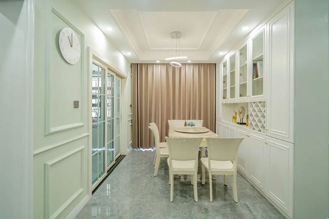 120㎡現代三居，飄窗與收納柜結合，打造實用起居臥室